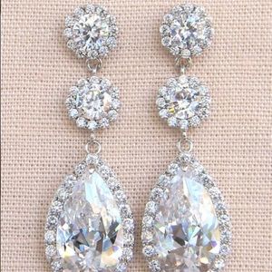 NWOT- Crystal drop earrings.